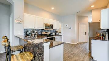 House (4 Bedrooms) | Interior