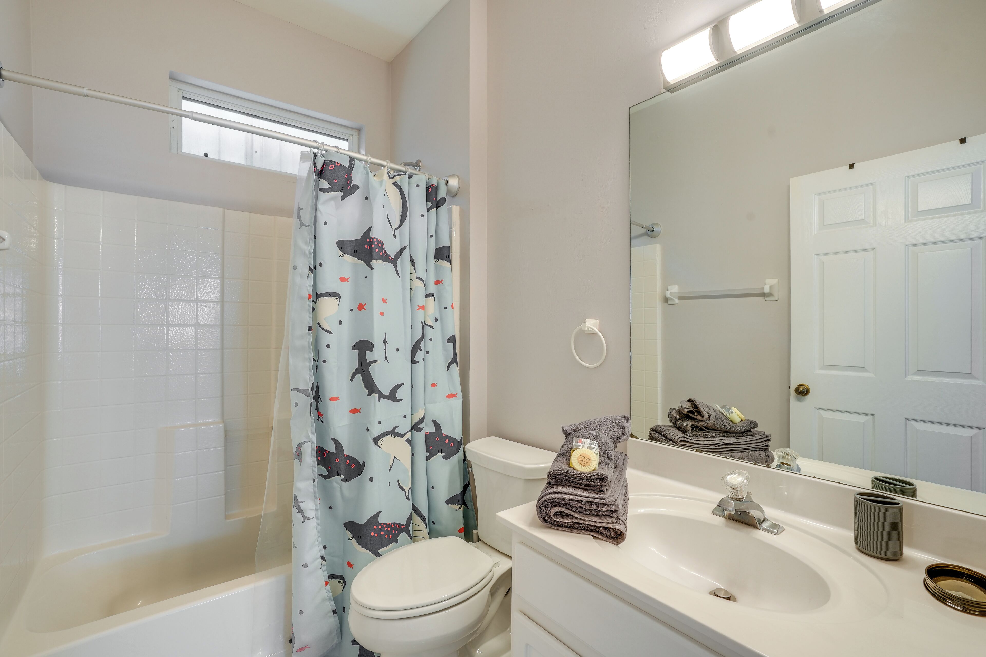 Ein Badezimmer mit Dusche, Toilette und Waschbecken.