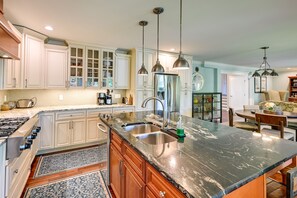House (5 Bedrooms) | Private kitchen | Microwave, oven, stovetop, dishwasher