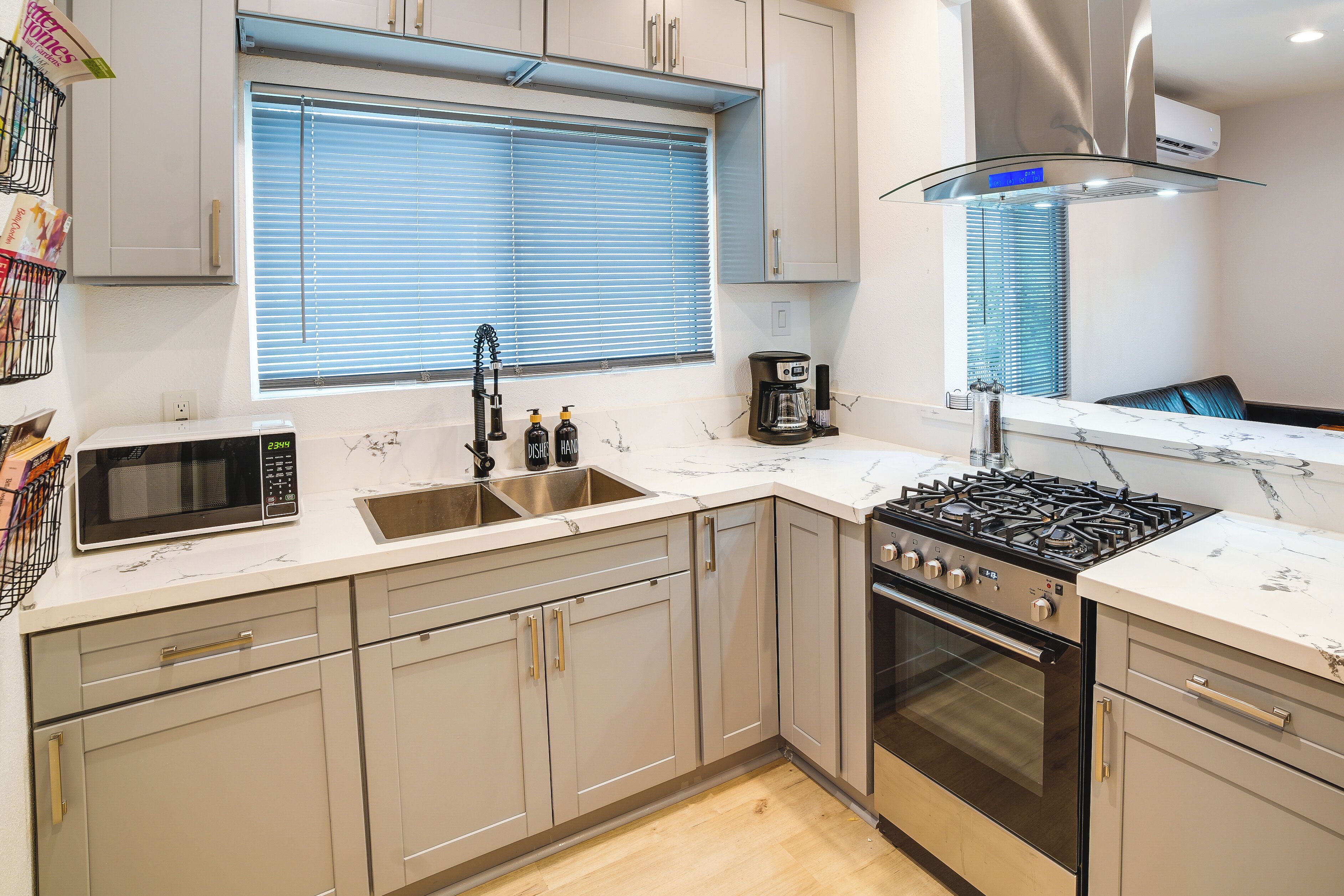 Una cocina moderna equipada con microondas, lavamanos, estufa y horno.