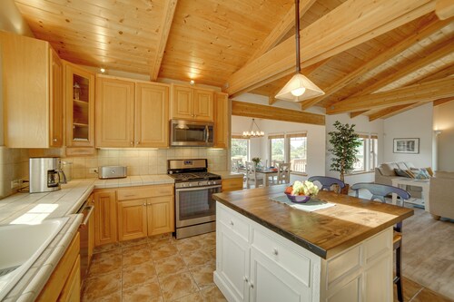 Inviting Manchester Home w/ Hot Tub Near Beach!