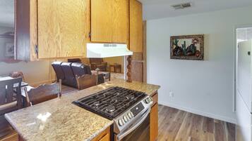 House (3 Bedrooms) | Interior