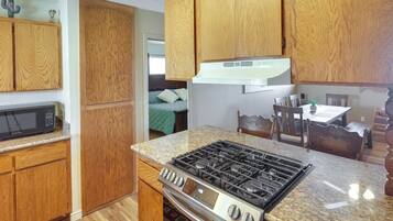 House (3 Bedrooms) | Interior