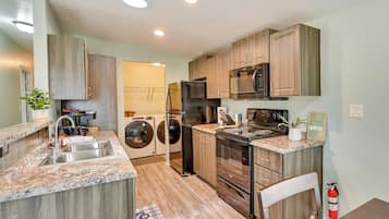 ํ์ฐ์ค (3 Bedrooms) | ๋ด๋ถ