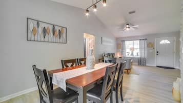 House (3 Bedrooms) | Interior