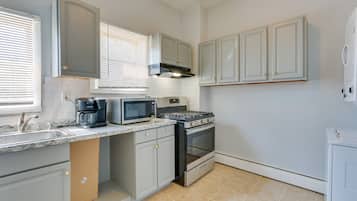 Apartment (3 Bedrooms) | Private kitchen | Microwave, oven, stovetop, cookware/dishes/utensils