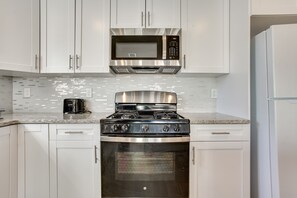 Casa (3 Bedrooms) | Cocina privada | Microondas, horno, placa de cocina y lavavajillas