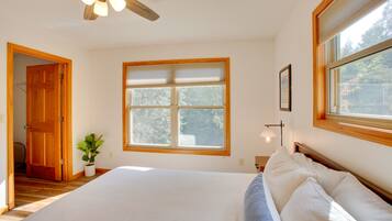 4 bilik tidur, ruang kerja komputer riba, katil bayi/kot (percuma)