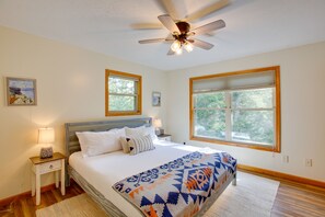 4 bedrooms, laptop workspace, free cots/infant beds, bed sheets - Traverse City Vacation Rental w/ Hot Tub on River! (Traverse City)