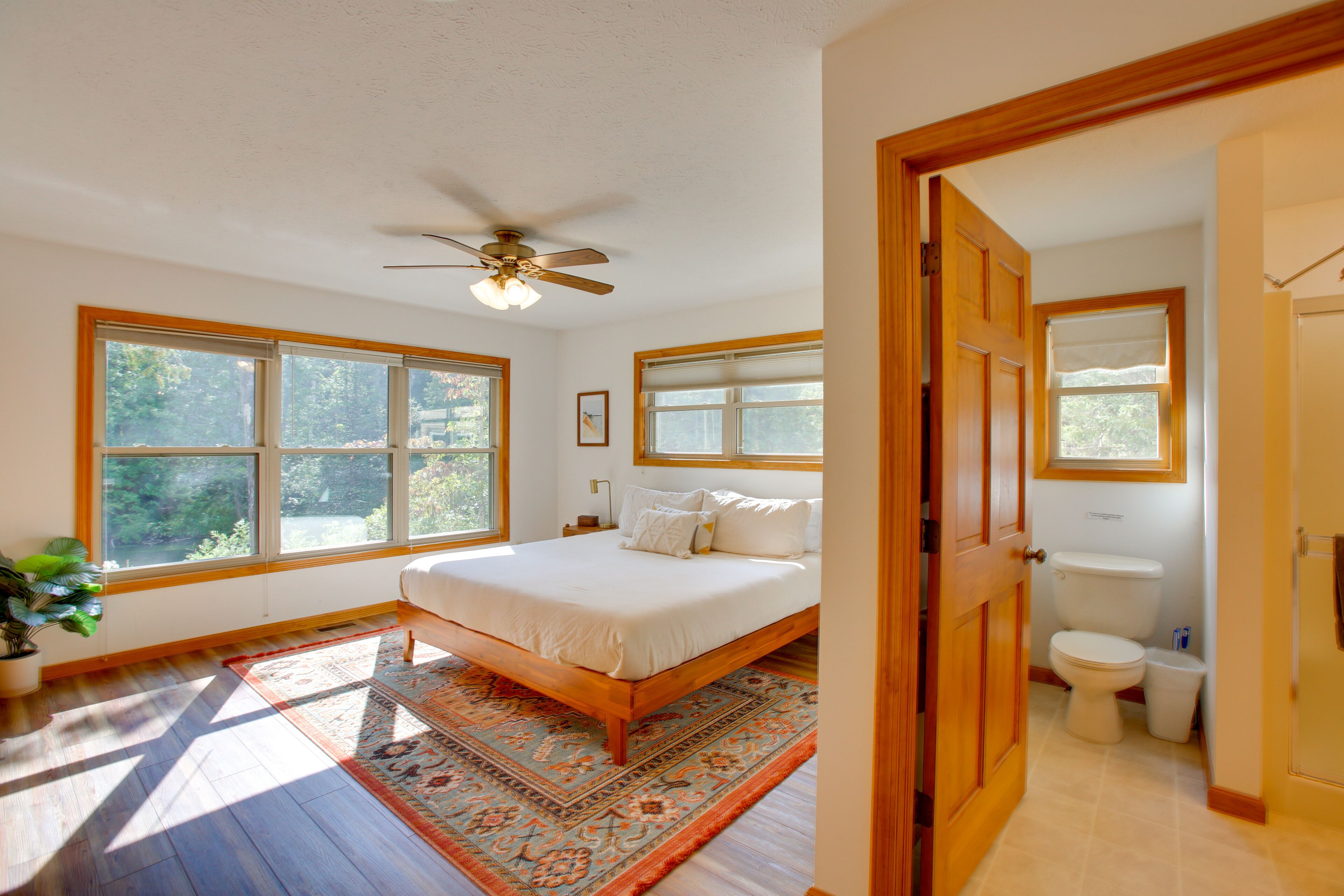 4 bilik tidur, ruang kerja komputer riba, katil bayi/kot (percuma) 