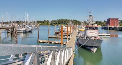 On-site Creek & Fishing: Cozy Coos Bay Retreat!