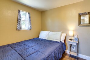 Interior - On-site Creek & Fishing: Cozy Coos Bay Retreat! (Coos Bay)