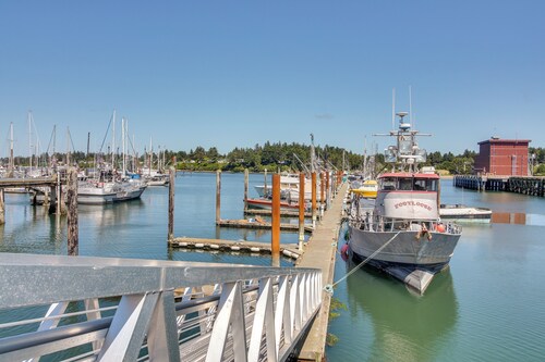 On-site Creek & Fishing: Cozy Coos Bay Retreat!