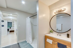 Shower - Modern Newark Vacation Rental ~ 3 Mi to Airport! (Newark)