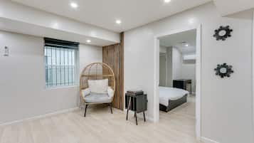 2 kamar tidur, ruang kerja ramah laptop, dan seprai linen