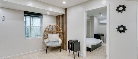 2 kamar tidur, ruang kerja ramah laptop, dan seprai linen