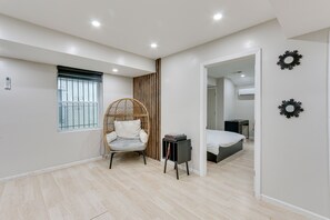 2 soverom, skrivebord for bærbar PC og sengetøy