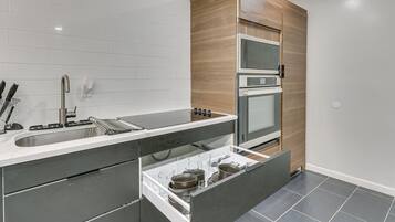 Microwave, oven, kompor, dan peralatan masak/sendok-piring