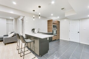 Mikrobølgeovn, ovn, kokeplater og kjøkkenutstyr