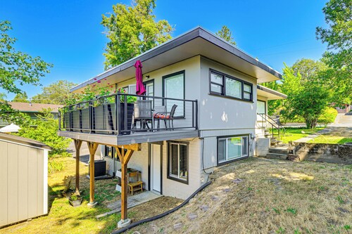 Grants Pass Getaway w/ Expansive Deck!