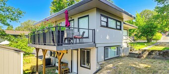 Grants Pass Getaway w/ Expansive Deck!