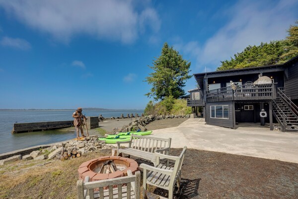 Waterfront Coos Bay Retreat W/ Kayaks! - Lighthouse Beach, OR