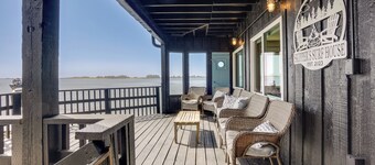 Waterfront Coos Bay Retreat w/ Kayaks!