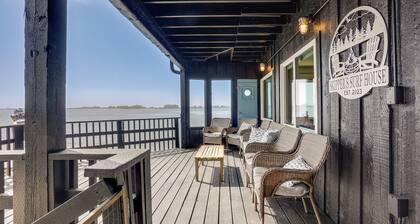 Waterfront Coos Bay Retreat w/ Kayaks!