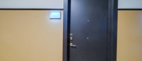 Uma porta fechada com um olho de fechadura e uma fechadura.