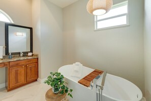 Interior - Grill-chill-splash: Your Port Charlotte Paradise! (Port Charlotte)