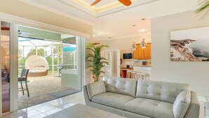 Un salon moderne avec un canapé, une table basse et un ventilateur de plafond.