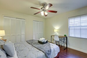 A bedroom with a bed, a desk, a chair, a ceiling fan, and a window with blinds. - 3 Mi to UF: Townhome w/ Patio in Gainesville! (Gainesville)