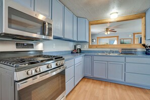 Apartment (0 Bedroom) | Interior - Secluded Washington Cabin Near Hikes & Lakes! (Tonasket)