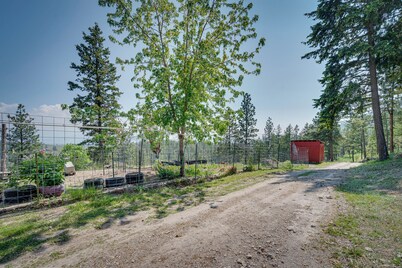 Secluded Washington Cabin Near Hikes & Lakes!
