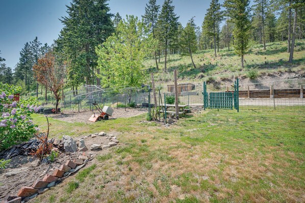 Apartment (0 Bedroom) | Interior - Secluded Washington Cabin Near Hikes & Lakes! (Tonasket)