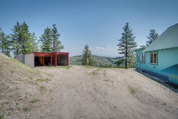 Apartment (0 Bedroom) | Interior - Secluded Washington Cabin Near Hikes & Lakes! (Tonasket)