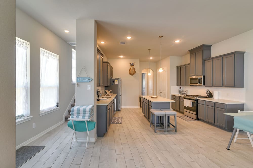 La Porte Home w/ Balconies: Walk to Beach! - La Porte, TX