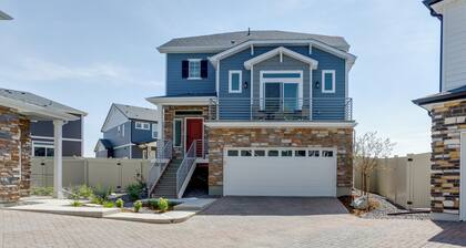 9 Mi to Airport: Pet-friendly Aurora Home w/ Deck