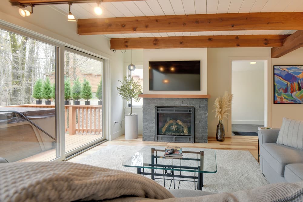 North Conway Townhome w/ Private Hot Tub & Deck! - Redstone, NH