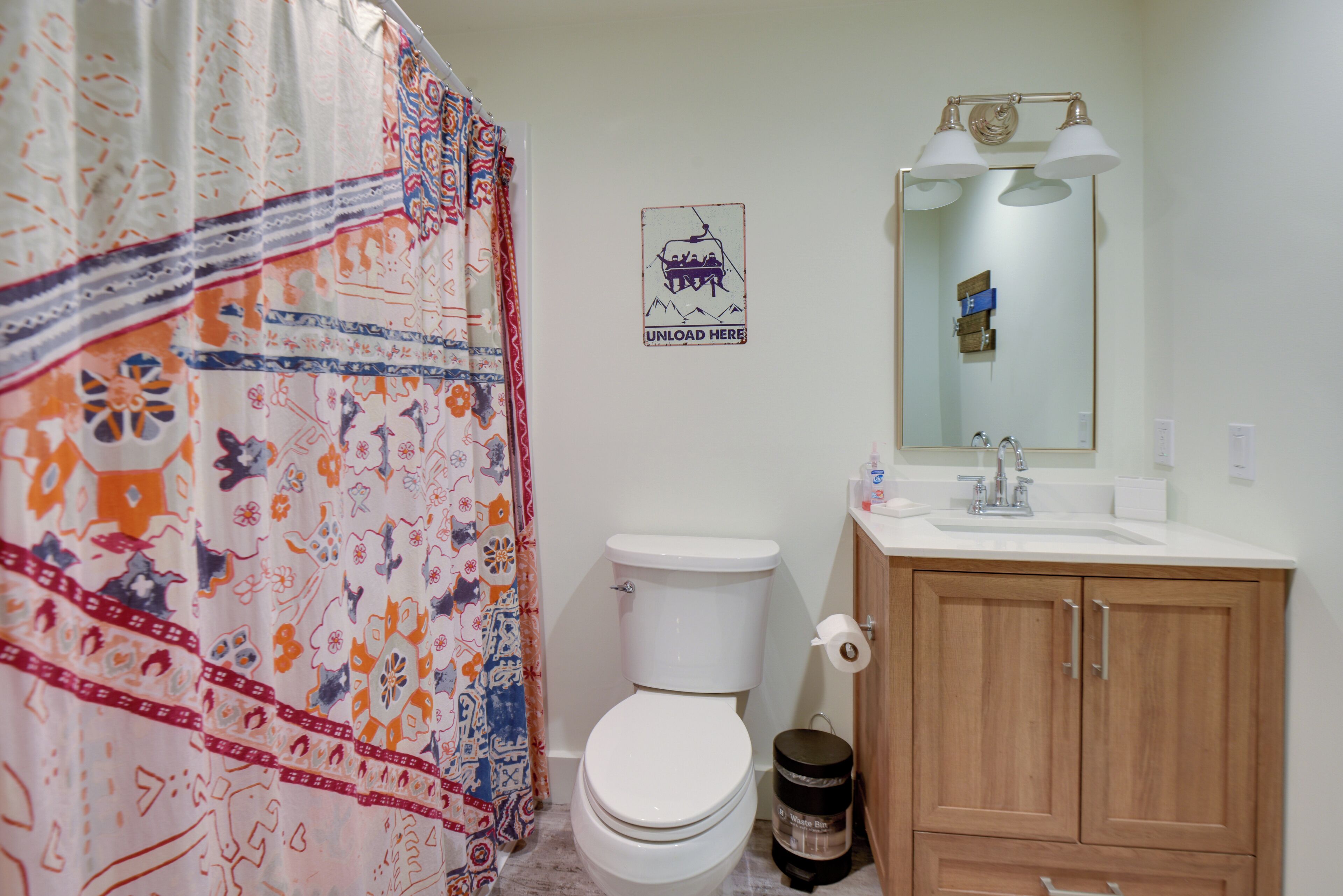 Un baño con inodoro, lavamanos y un armario.