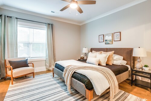 Cozy South Carolina Abode - Steps From Main Street