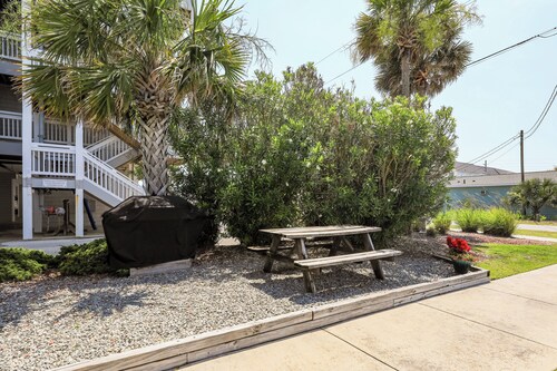 Walk to Beach & Pier: Quiet Retreat in Surf City