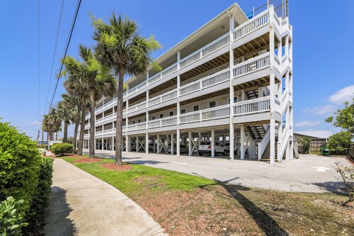 Walk to Beach & Pier: Quiet Retreat in Surf City