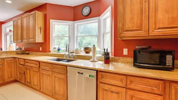 House (5 Bedrooms) | Interior