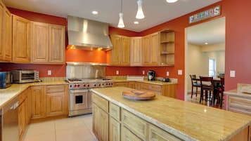 House (5 Bedrooms) | Interior