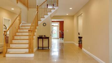 House (5 Bedrooms) | Interior