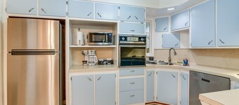 Lake Jackson Home w/ Yard, 14 Mi to Beaches!