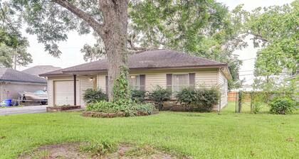 Lake Jackson Home w/ Yard, 14 Mi to Beaches!