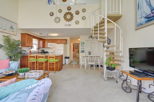 Balcony & Community Perks: Condo in Surfside Beach