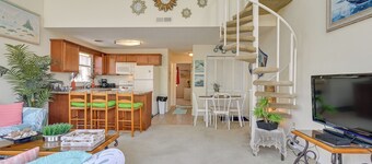 Balcony & Community Perks: Condo in Surfside Beach